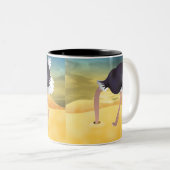 砂に頭を入れたダチョウの漫画 ツートーンマグカップ (正面右)