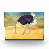 砂に頭を入れたダチョウの漫画 フォトブロック (正面)