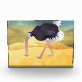 砂に頭を入れた漫画のダチョウ フォトブロック (正面)