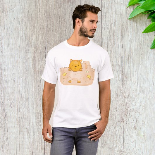 砂のお城のビーチに佇むオレンジ色の猫 Tシャツ