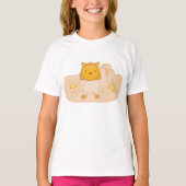 砂のお城のビーチシーンにいるオレンジ色の猫 Tシャツ (正面)