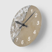 砂のビーチのミシガン湖の波 ラウンド壁時計 (傾斜)