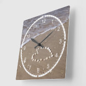 砂のビーチの貝のハート スクエア壁時計 (傾斜)