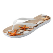 砂のビーチの貝殻、ヒトデ、小石 ビーチサンダル (アングル)