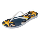 砂のビーチの貝殻、ヒトデ、小石 ビーチサンダル (アングル)