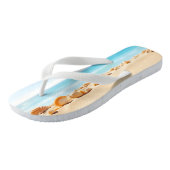 砂のビーチの貝殻、ヒトデ、小石 ビーチサンダル (アングル)