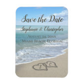 砂のビーチ結婚式のモノグラムのハート マグネット (縦)