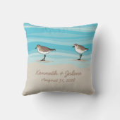 砂のビーチ結婚式の日付の名前のシギ クッション (裏面)
