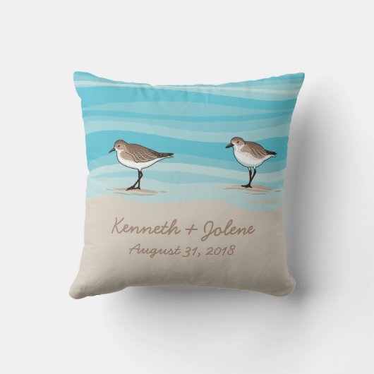 砂のビーチ結婚式の日付の名前のシギ クッション (裏面)
