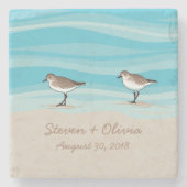 砂のビーチ結婚式の日付の名前のシギ ストーンコースター (正面)