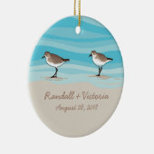 砂のビーチ結婚式の日付の名前のシギ セラミックオーナメント (右)