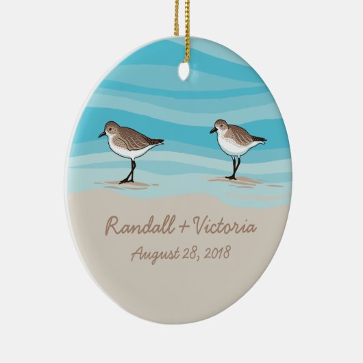 砂のビーチ結婚式の日付の名前のシギ セラミックオーナメント (右)