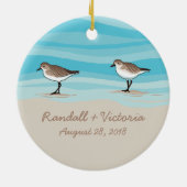 砂のビーチ結婚式の日付の名前のシギ セラミックオーナメント (裏面)