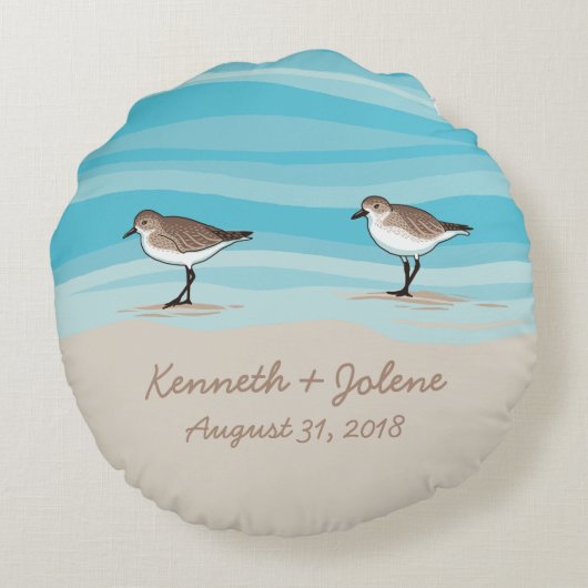 砂のビーチ結婚式の日付の名前のシギ ラウンドクッション (裏面)