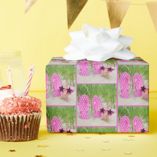 砂の上でヒトデとフリップフロップ ラッピングペーパー (誕生日パーティー)