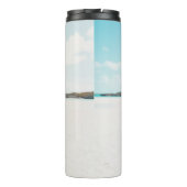 砂の上にビキニをかぶった女性 タンブラー (裏面)