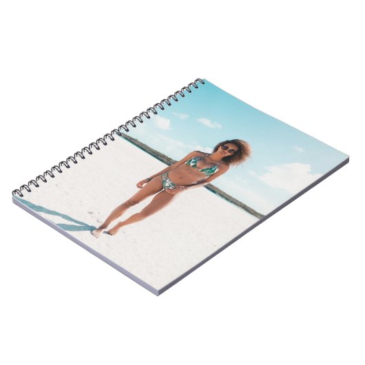 砂の上にビキニをかぶった女性 ノートブック (左側)