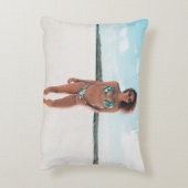 砂の上にビキニを立てている女性 アクセントクッション (裏面(縦))