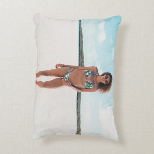 砂の上にビキニを立てている女性 アクセントクッション (裏面(縦))