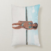 砂の上にビキニを立てている女性 アクセントクッション (正面(垂直))