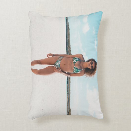 砂の上にビキニを立てている女性 アクセントクッション (正面(垂直))