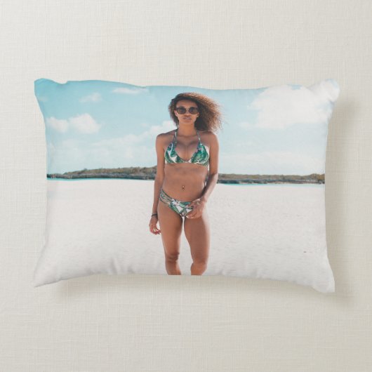 砂の上にビキニを立てている女性 アクセントクッション (裏面)