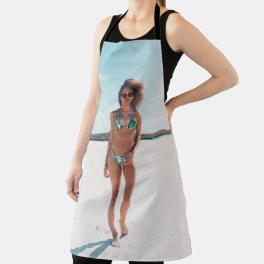 砂の上にビキニを立てている女性 エプロン (インサイチュ)