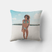 砂の上にビキニを立てている女性 クッション (裏面)