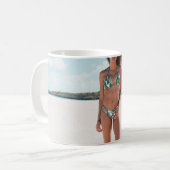 砂の上にビキニを立てている女性 コーヒーマグカップ (正面左)