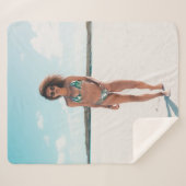 砂の上にビキニを立てている女性 シェルパブランケット (正面(横))
