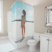 砂の上にビキニを立てている女性 シャワーカーテン (インサイチュ)