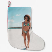 砂の上にビキニを立てている女性 スモールクリスマスストッキング (正面)