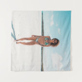 砂の上にビキニを立てている女性 タペストリー (正面(横))