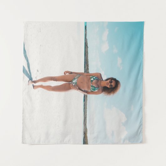 砂の上にビキニを立てている女性 タペストリー (正面(横))