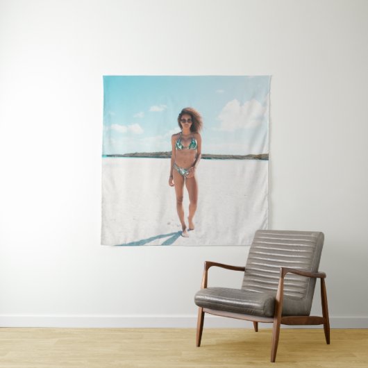 砂の上にビキニを立てている女性 タペストリー (インサイチュ)