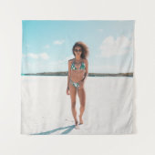 砂の上にビキニを立てている女性 タペストリー (正面)