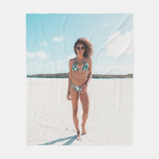 砂の上にビキニを立てている女性 フリースブランケット (正面)