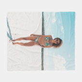 砂の上にビキニを立てている女性 フリースブランケット (正面(横))