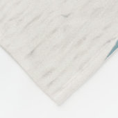 砂の上にビキニを立てている女性 フリースブランケット (角)