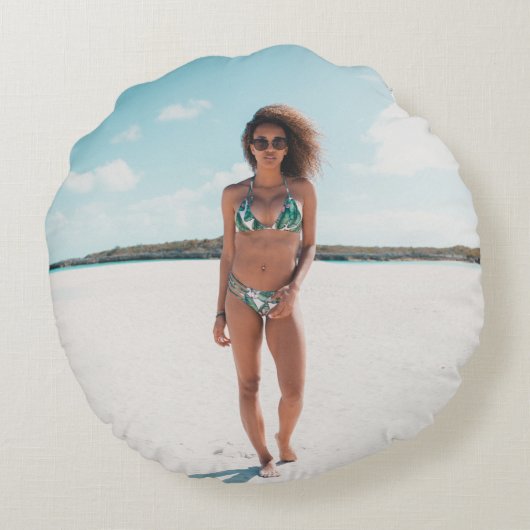 砂の上にビキニを立てている女性 ラウンドクッション (裏面)