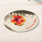 砂の上に熱帯のビーブスハイビスカスをカスタマイズ ラウンドペーパーコースター (アングル)