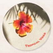 砂の上に熱帯のビーブスハイビスカスをカスタマイズ ラウンドペーパーコースター (正面)