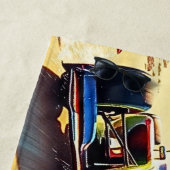 砂の上に赤い青のレーシングカーの名前 ビーチタオル (インサイチュ)