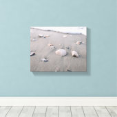 砂の上のシェル キャンバスプリント (インサイチュ (ウッドフロア))