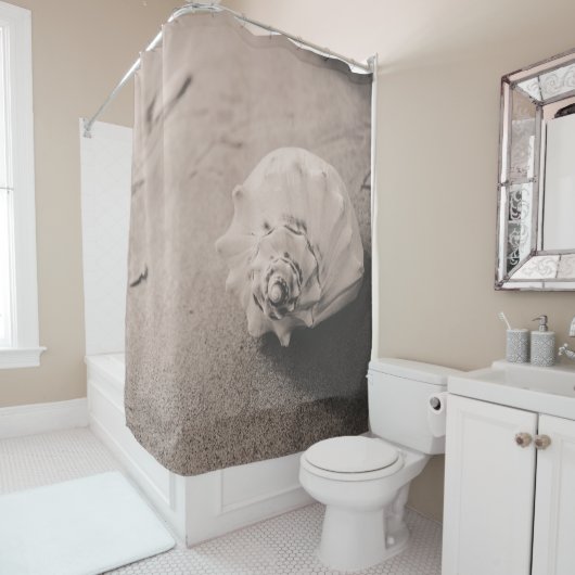 砂の上の白い貝殻の写真を閉じる シャワーカーテン (インサイチュ)