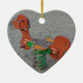 砂の中で遊び場のオレンジ色の犬のおもちゃ セラミックオーナメント (正面)