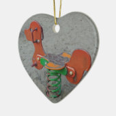 砂の中で遊び場のオレンジ色の犬のおもちゃ セラミックオーナメント (左)