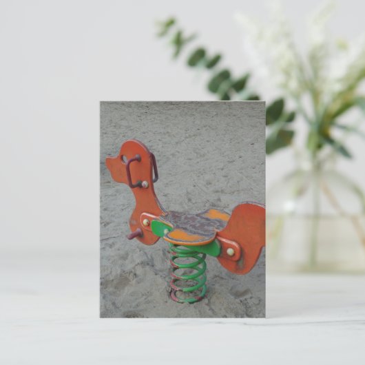 砂の中で遊び場のオレンジ色の犬のおもちゃ ポストカード (スタンド正面)