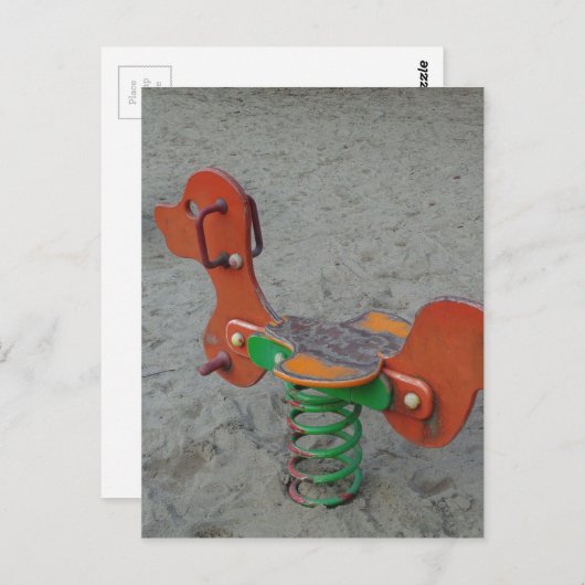 砂の中で遊び場のオレンジ色の犬のおもちゃ ポストカード (正面/裏面)