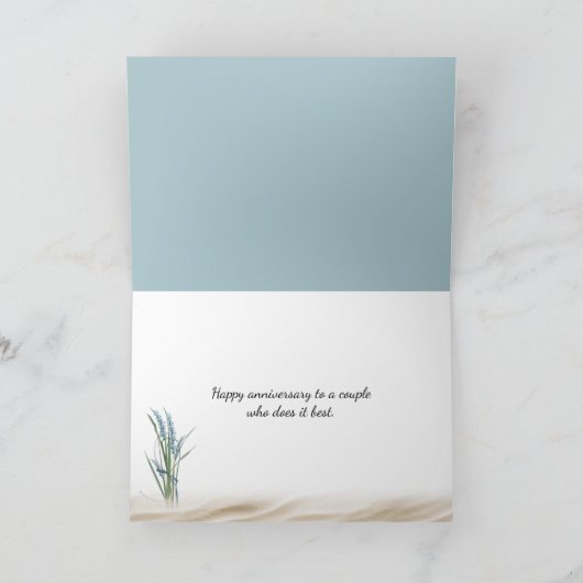 砂の中に白い貝殻の記念日 カード (内部)